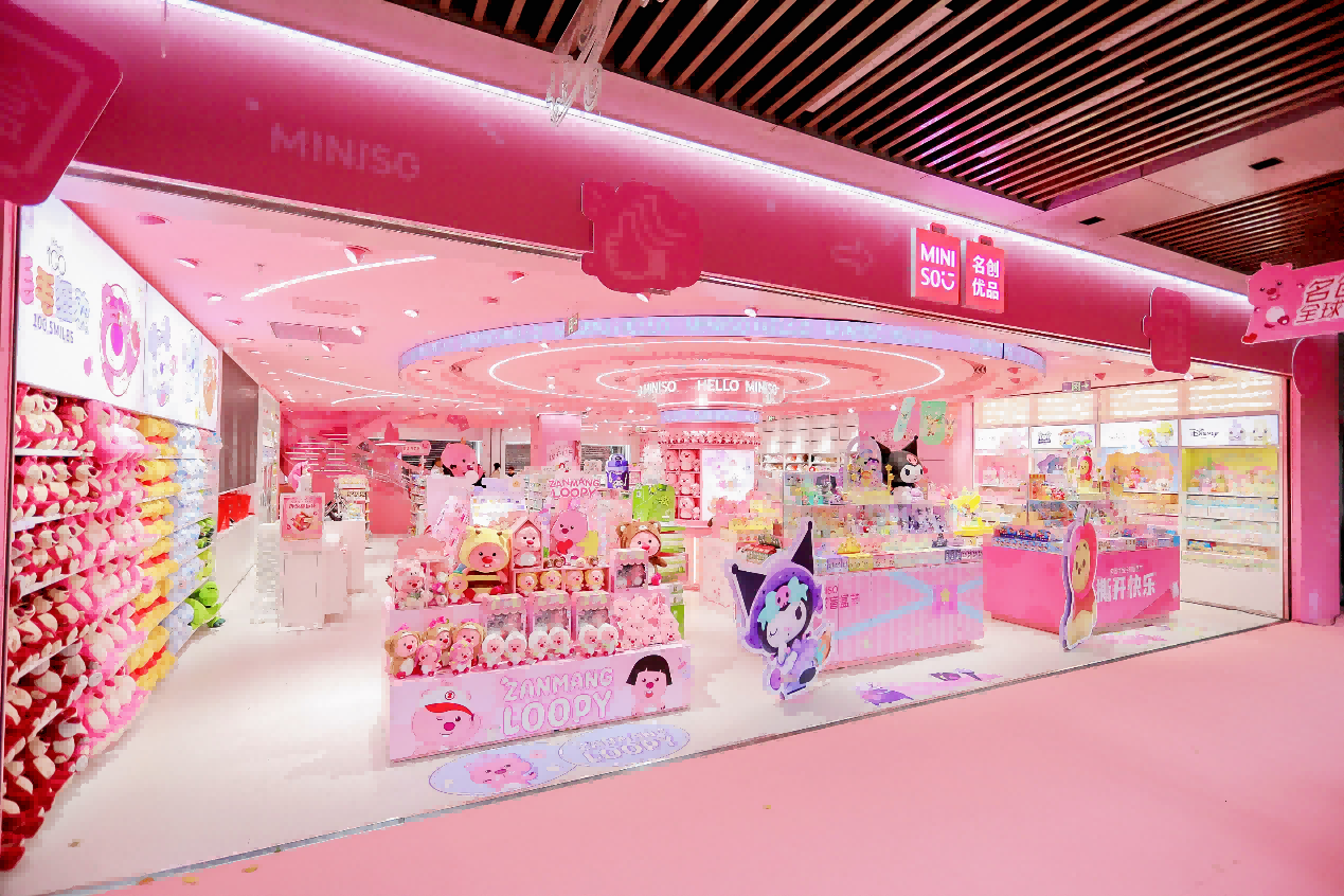 強(qiáng)勢釋放超級IP勢能，
名創(chuàng)優(yōu)品杭州旗艦店解鎖全新消費(fèi)體驗(yàn)