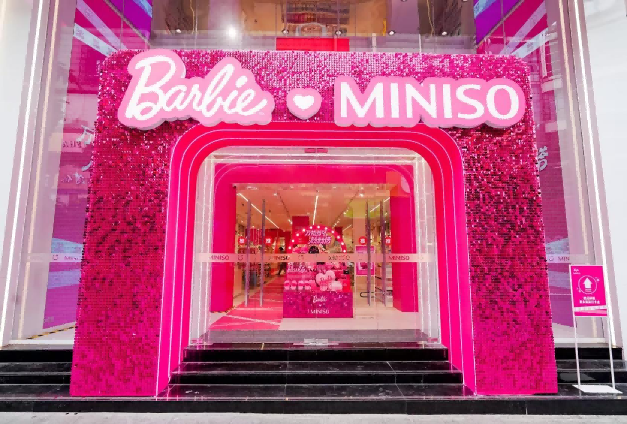 萬物皆可粉粉搭！
名創(chuàng)優(yōu)品x芭比閃耀上線聯(lián)名新品