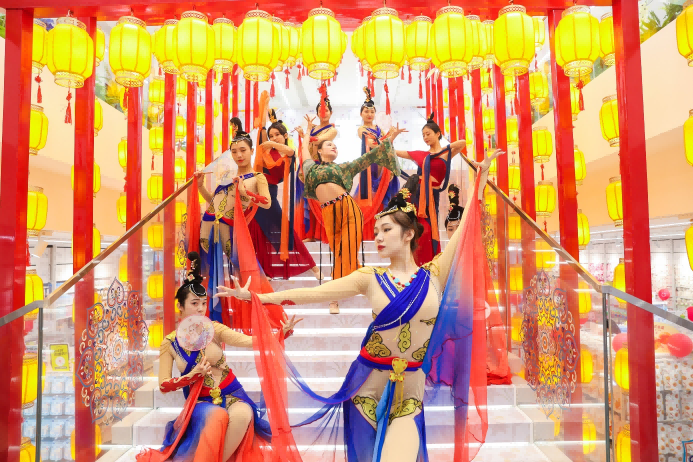 名創(chuàng)優(yōu)品西安城市形象店開(kāi)業(yè)，
釋放中國(guó)品牌力量