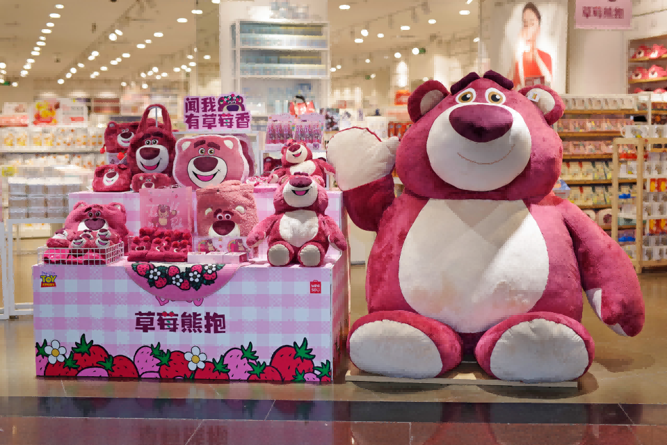 名創(chuàng)優(yōu)品攜手皮克斯 
打造“用戶共創(chuàng)”新模式