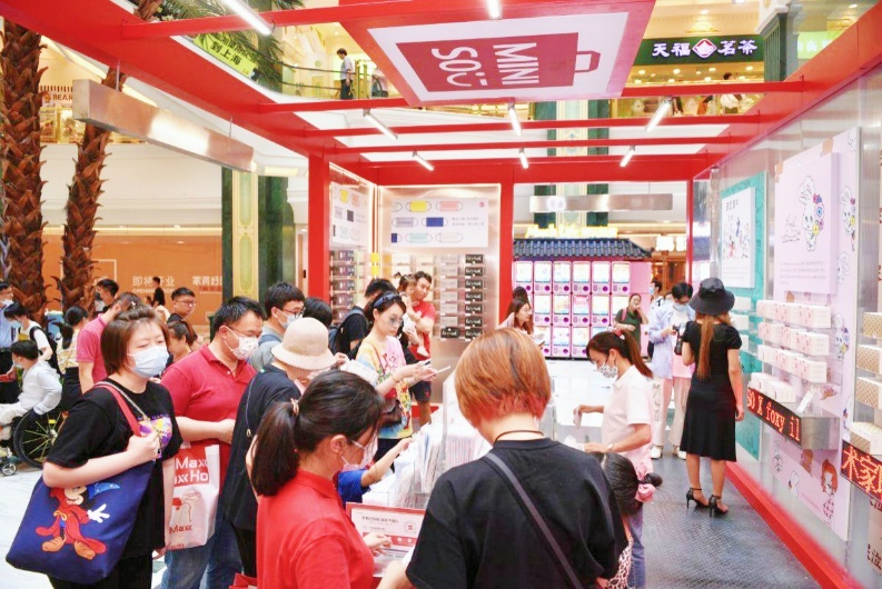 名創(chuàng)優(yōu)品首推藝術(shù)家聯(lián)名款口罩，
打造單品類“店+展”模式