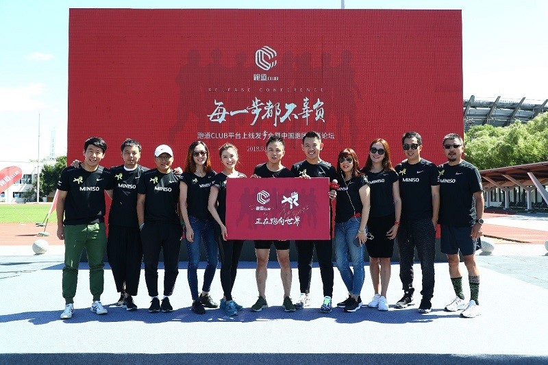 名創(chuàng)優(yōu)品跨界合作跑道CLUB，
首次贊助海外馬拉松賽事