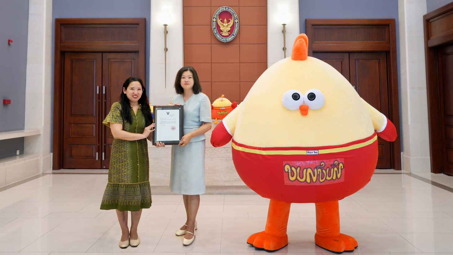 “泰拳活力公園”在穗開幕，名創(chuàng)優(yōu)品攜“泰拳友好大使”墩DUN雞亮相現(xiàn)場