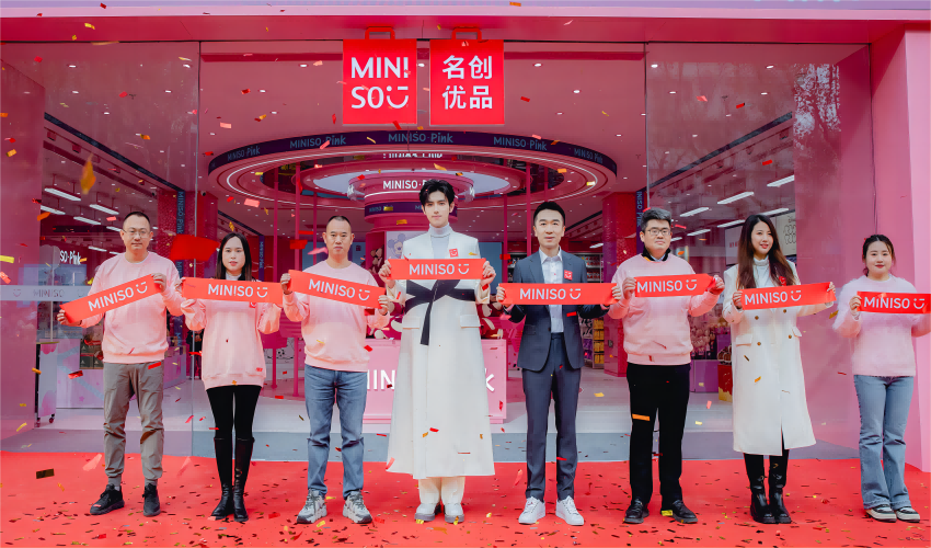 名創(chuàng)優(yōu)品上海旗艦店開業(yè)，
以“IP樂園”打造潮流消費(fèi)新高地